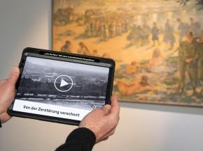 Dauerausstellung im MTC, Ludwig Würtele: Heidelberg am Kriegsende 1945, Leihgabe Kurpfälzisches Museum, mit Blick aufs Tablet (Foto: Buck)