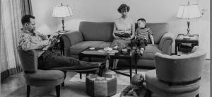 Mrs. Smith und Familie im Wohnzimmer des Neubaus im PHV ca. 1955 (Quelle: Stadtarchiv Heidelberg)