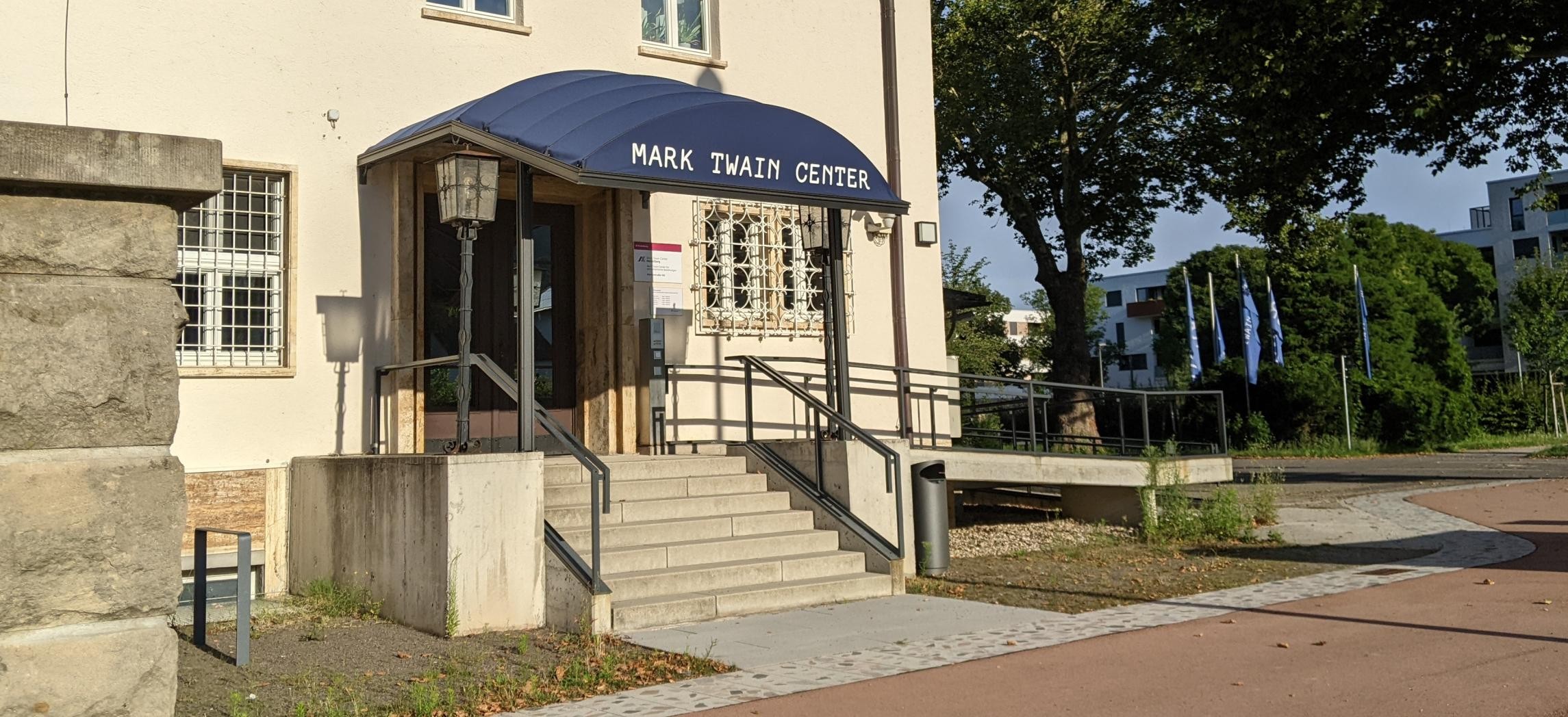 Haupteingang des Mark Twain Centers (Foto: Christian Buck) Haupteingang des Mark Twain Centers (Foto: Christian Buck)