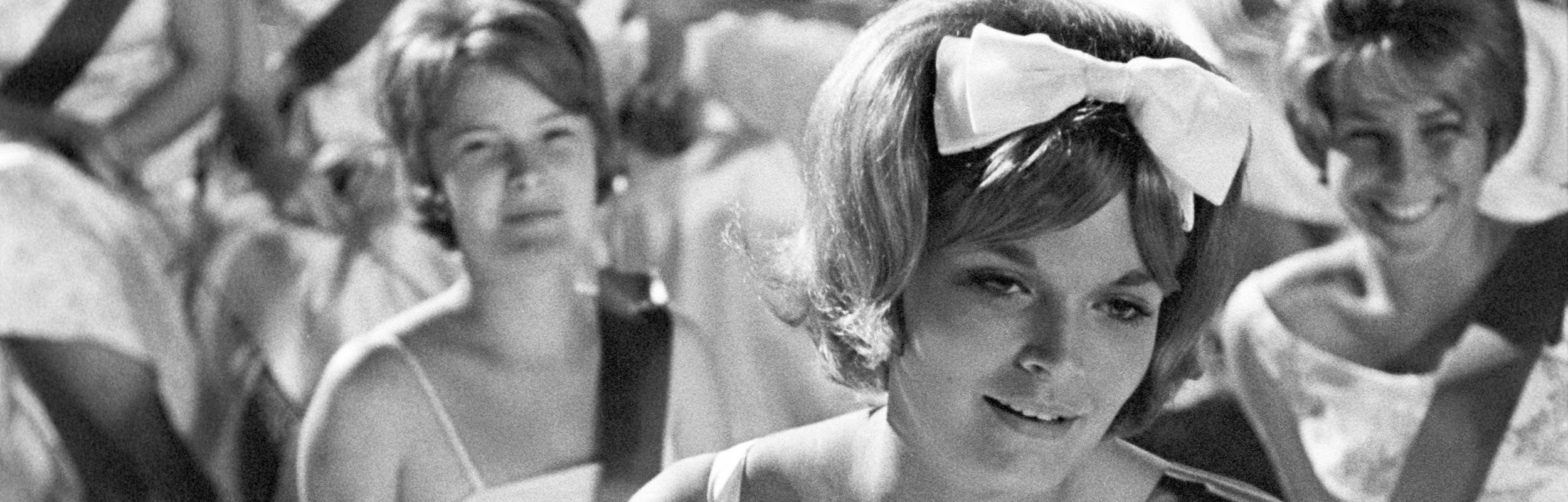 Wahlparty der Republikaner, Südstaaten USA, USA 1964 Das Foto zeigt das eine sitzende Frauenmenge in weißen Prinzessinnenkleidern mit Scherpe bei einer Wahlparty der Republikaner