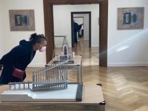 Besucherin betrachtet eine Installation (Foto: MTC) Besucherin betrachtet eine Installation auf der Vernissage am 8.1.2021 (Foto: MTC)