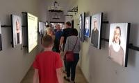 Die Besucher streifen durch die Ausstellung (Foto: Stadt Heidelberg/MTC)