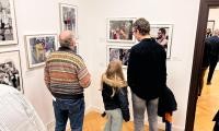 Eröffnung der Sonderausstellung United | Disunited 2 Männer und ein Kind betrachten gemeinsam farbige Fotografien von Max Scheler