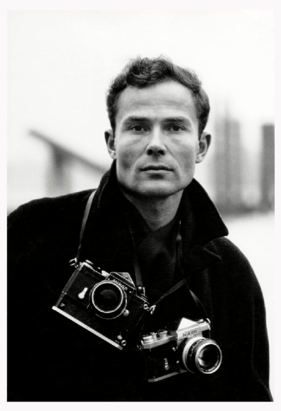 Der Fotojournalist Max Scheler mit Kamera um den Hals 