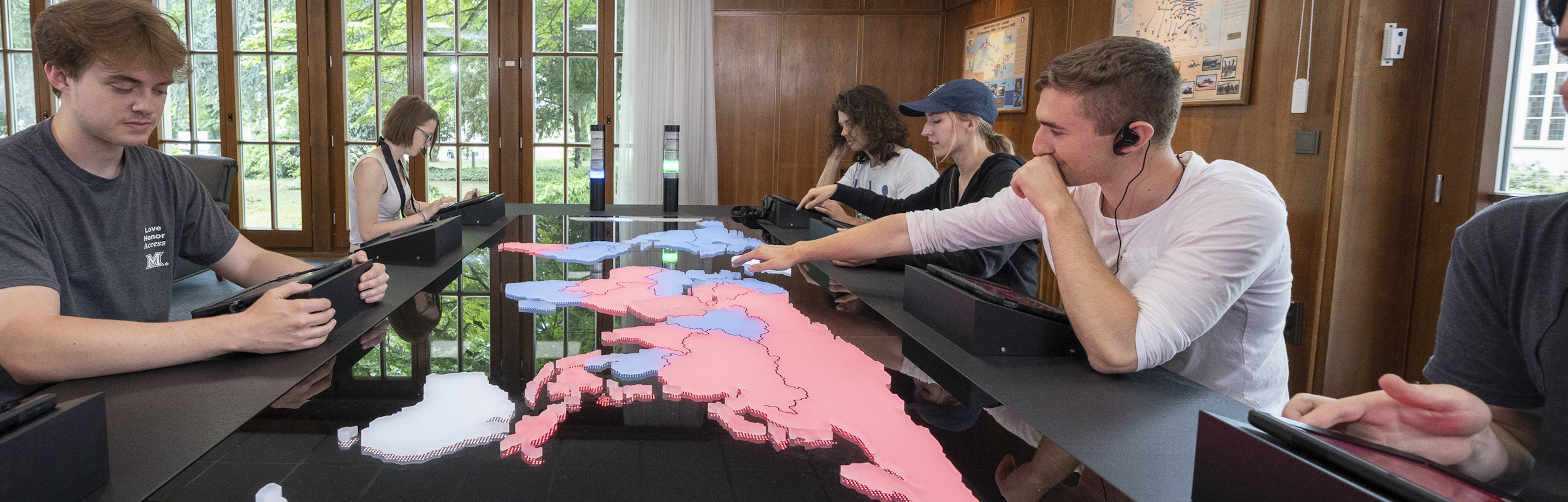 Spieletisch in der Dauerausstellung (Foto: Christian Buck) Spieletisch in der Dauerausstellung Join the Story (Foto: Christian Buck