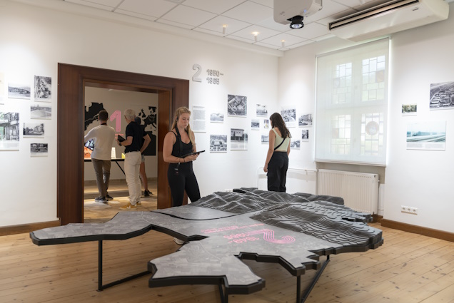 Videowand in der Duerausstellung (Foto: Phillip Rothe) Videowand Join the Story (Foto: Phillip Rothe)