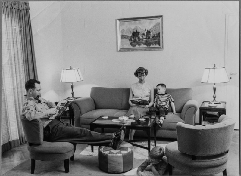 Amerikanisches Wohnzimmer im MarkTwainVillage in den 1950erJahre (Foto: StadtarchivHD) Amerikanisches Wohnzimmer im MarkTwainVillage in den 1950erJahre (Foto: StadtarchivHD)