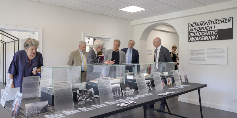 Führung im Mark Twain Center (Foto: Philipp Rothe) Führung durch die Dauerausstellung (Foto: Philipp Rothe)