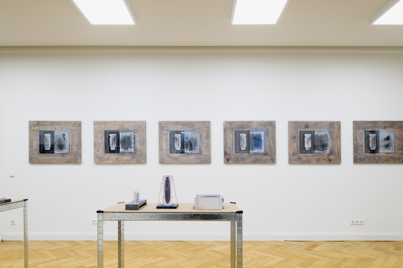 Blick auf die Kunst von Michael Bacht (Foto: Moritz Bernoully) Blick in einen der Ausstellungsräume (Foto: Moritz Bernoully)