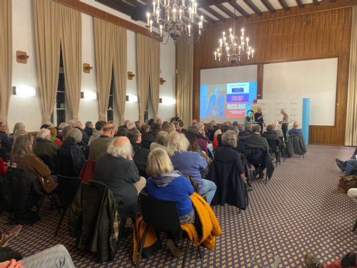 bestuhlter Konferenzsaal mit Publikum beim Gsprächsabend 