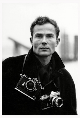 Der Fotojournalist Max Scheler, Hamburg, Deutschland, 1964. © Max Scheler Nachlass, Hamburg Der Fotojournalist Max Scheler mit zwei Kameras um den Hals