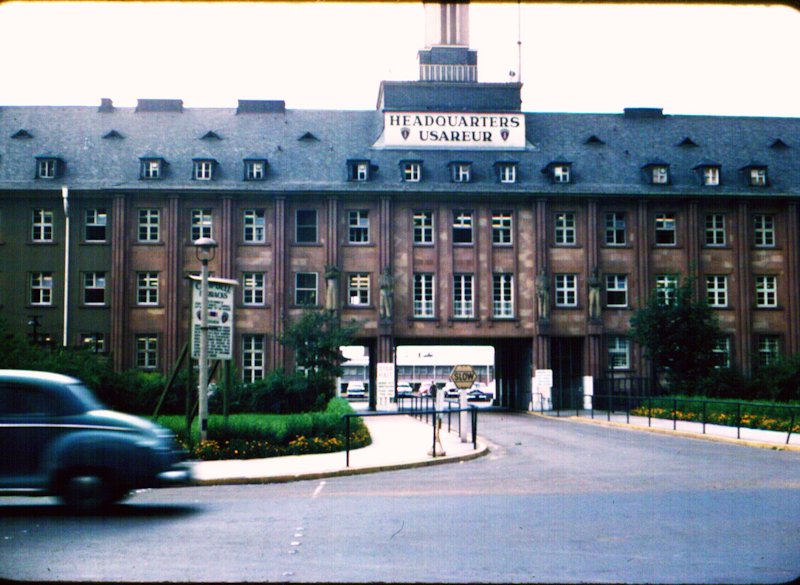 Hauptquartier der US-Armee in Heidelberg in den 1950er Jahren. Foto: Bobby D. Buzbee Auf dem Foto ist links eine Filmkamera als Symbol zu sehen und rechts ein Filmstreifen, auf dem drei Szenen zu erkennen sind.