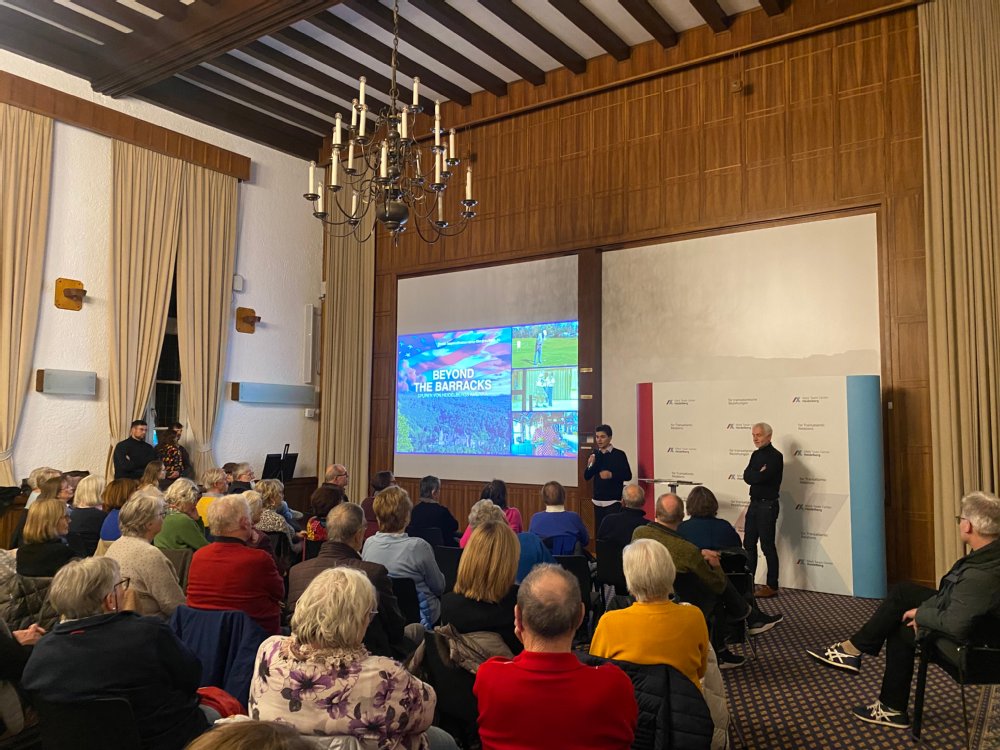 Filmpremiere "Beyond the Barracks - Spuren Heidelbergs Amerika" Im Konferenzraum ist gefüllt mit Zuschauern, die auf die Projektion schauen